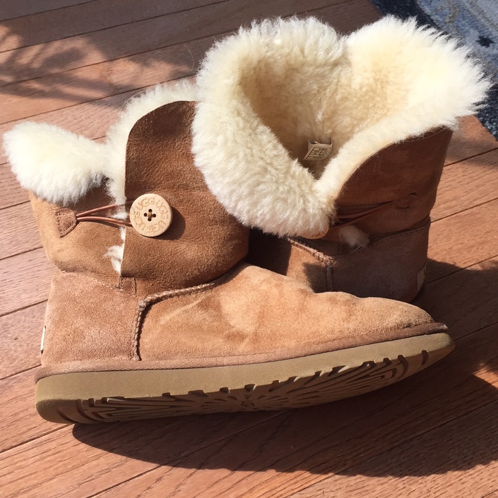 Very good condition button chestnut uggs